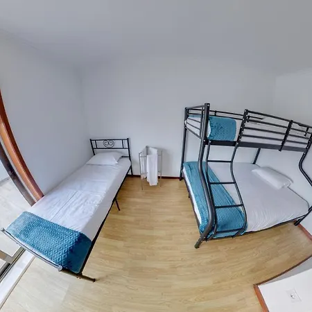 We Are 2 אכסניה